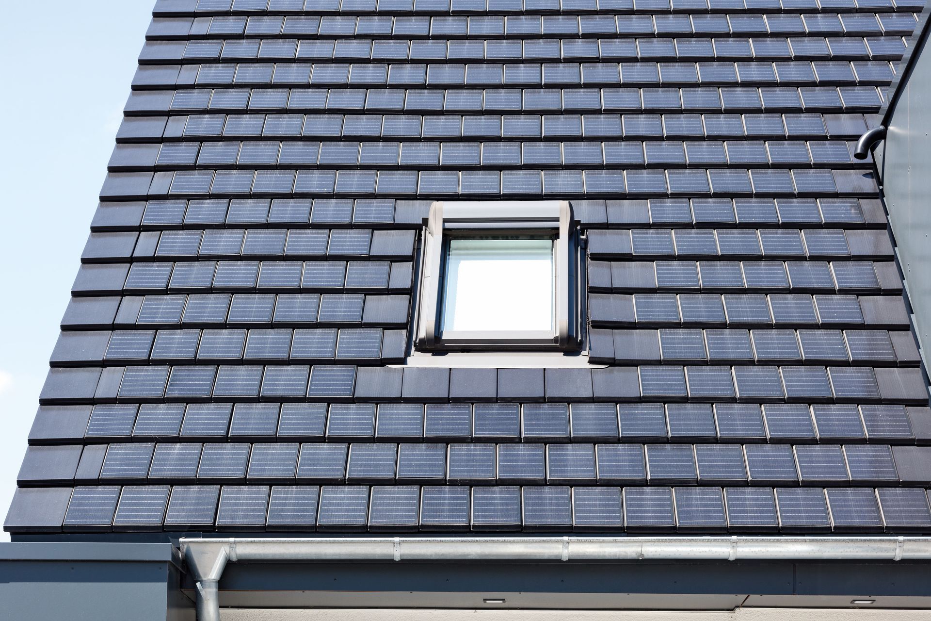 Ein Dach mit einem Fenster in der Mitte