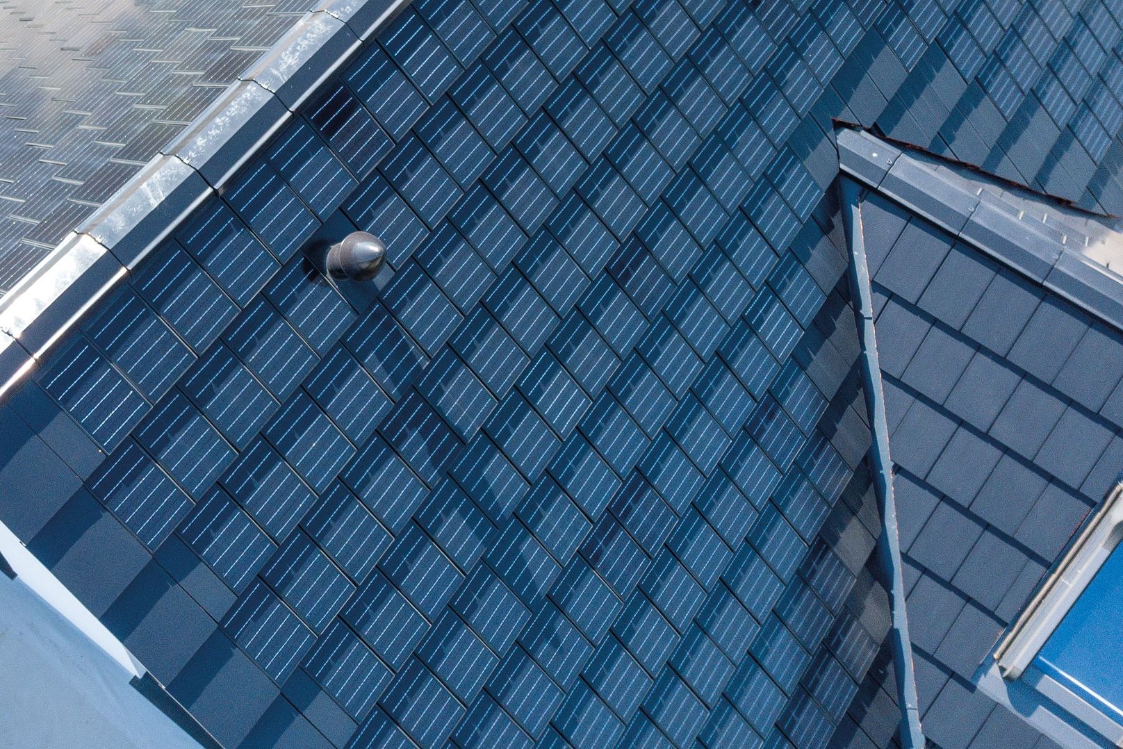 Eine Luftaufnahme eines Daches mit vielen Ziegeln darauf