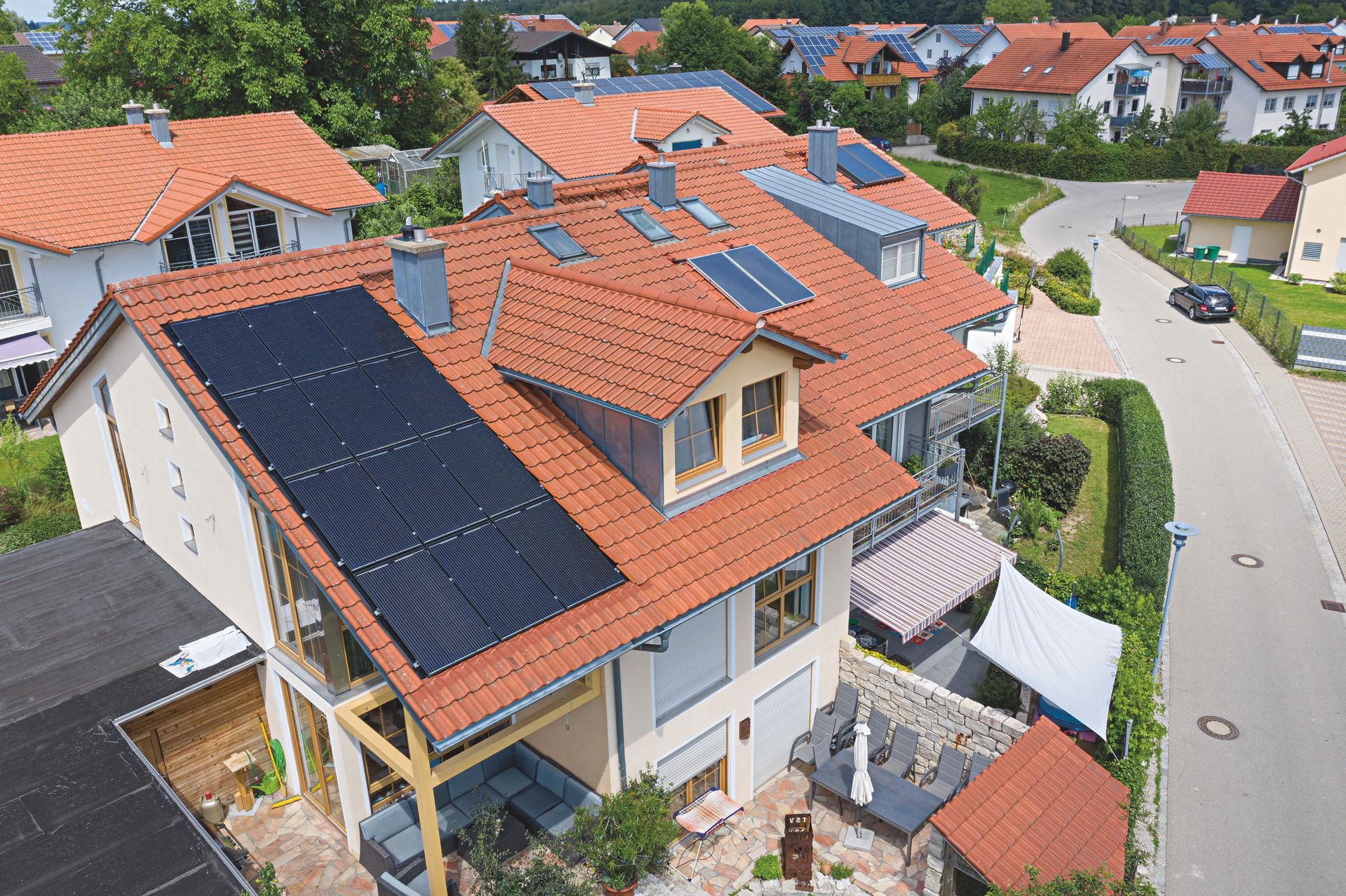 Eine Luftaufnahme eines Hauses mit Sonnenkollektoren auf dem Dach