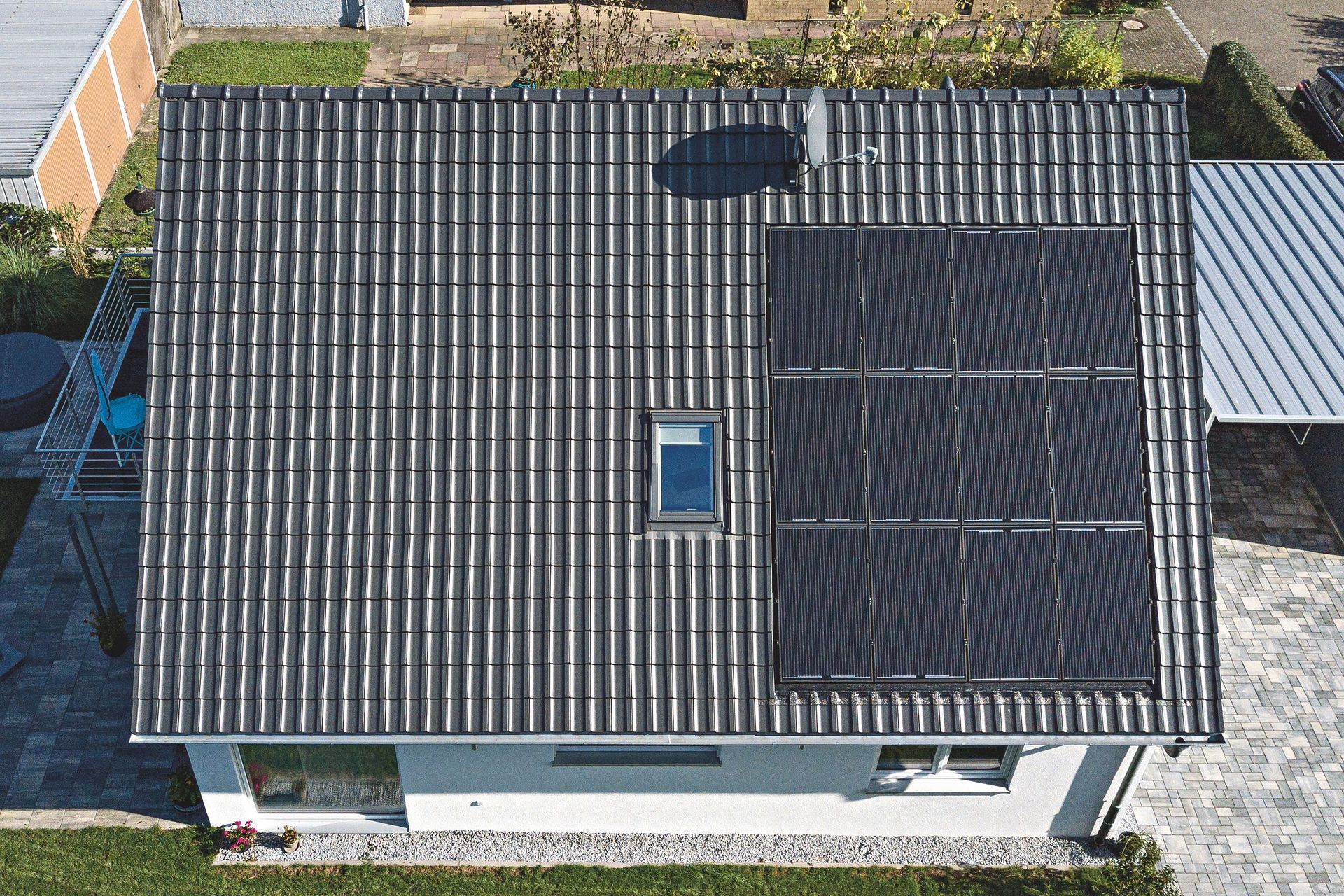 Eine Luftaufnahme eines Hauses mit Sonnenkollektoren auf dem Dach