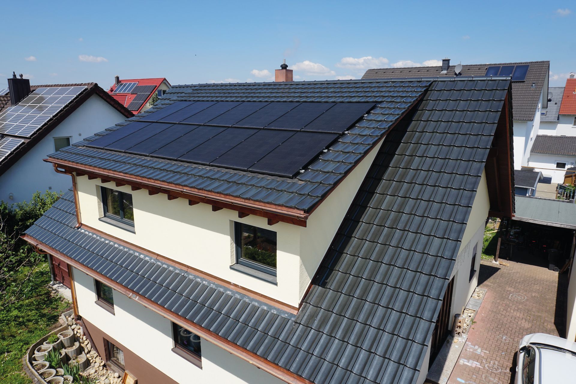 Eine Luftaufnahme eines Hauses mit Sonnenkollektoren auf dem Dach