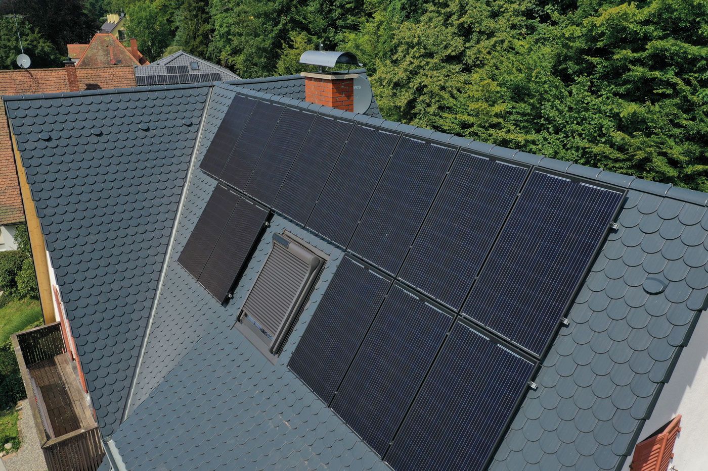 Eine Luftaufnahme eines Daches mit Solarmodulen darauf.