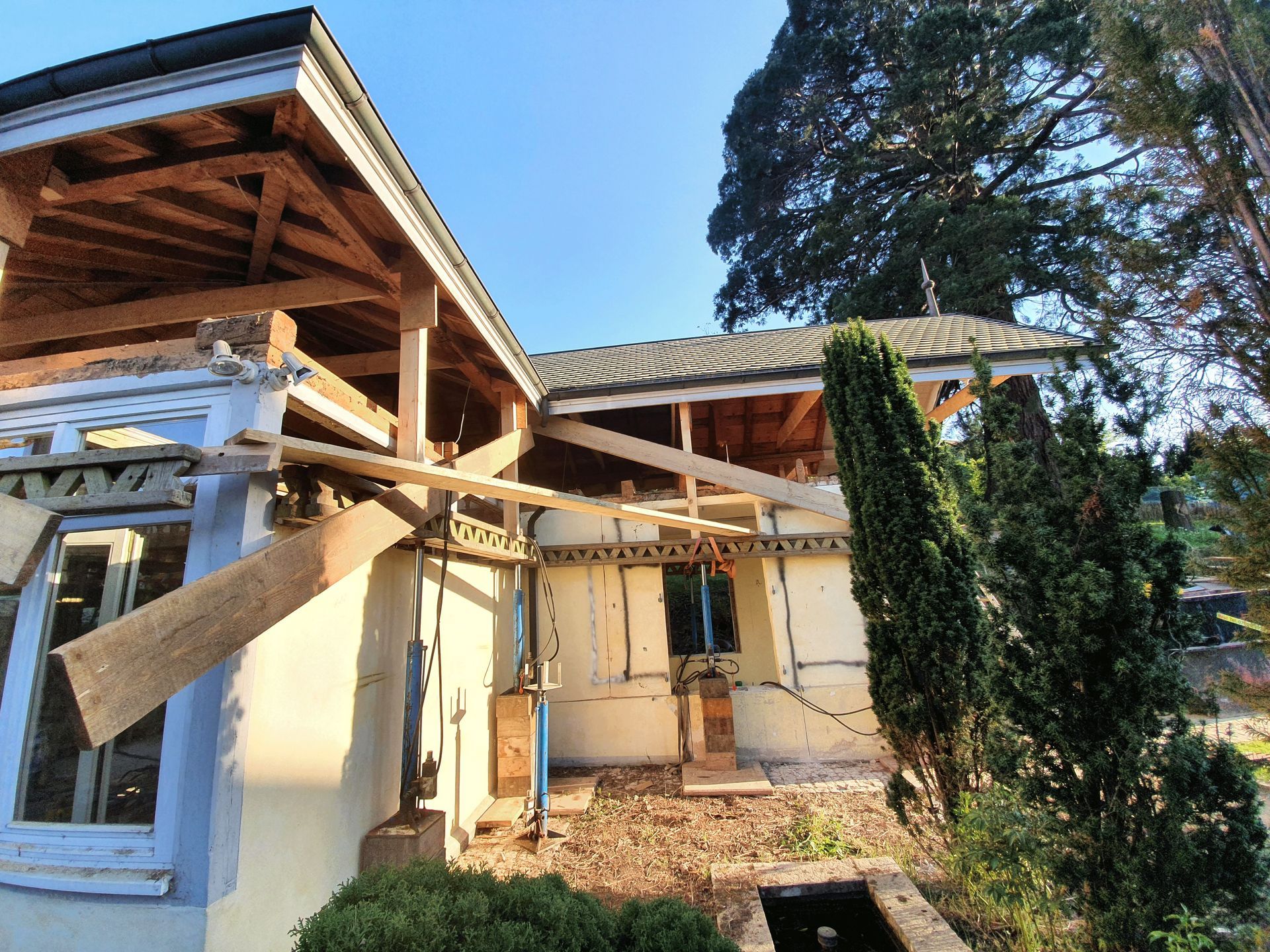 Ein Haus mit einem Dach, das abgerissen wird.