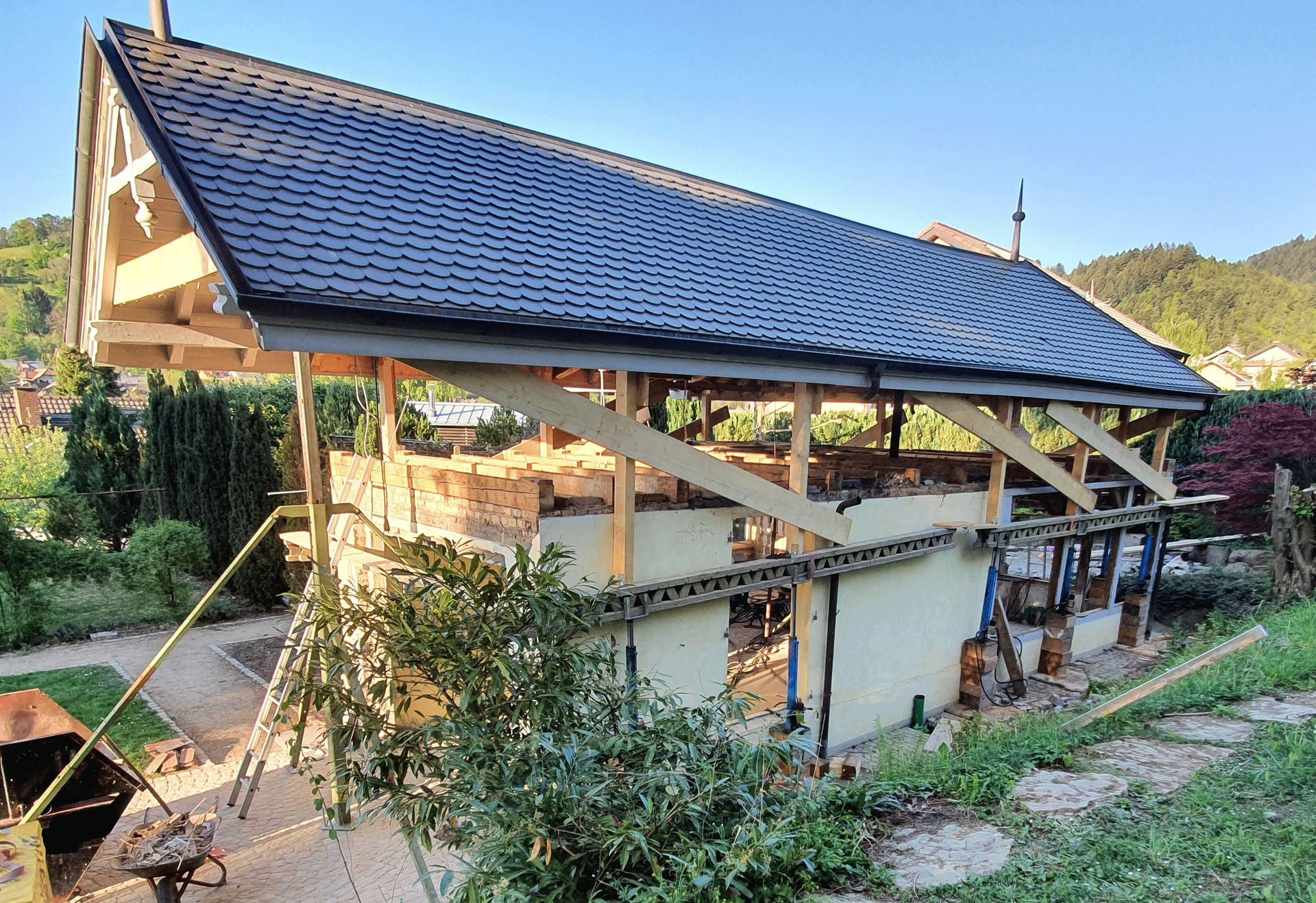 Ein Haus wird mit Schieferdach gebaut