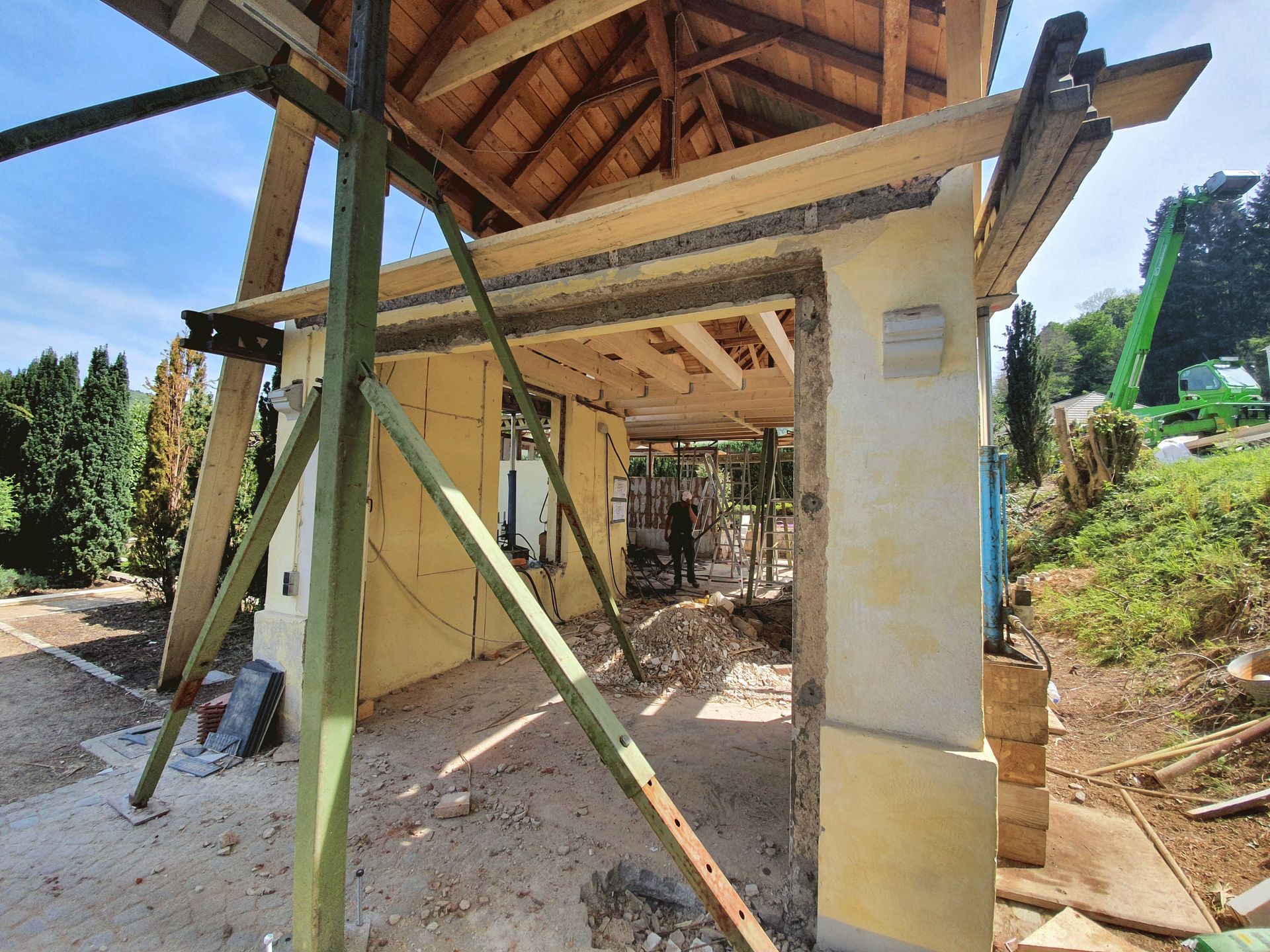 Ein im Bau befindliches Gebäude mit Gerüst darum herum