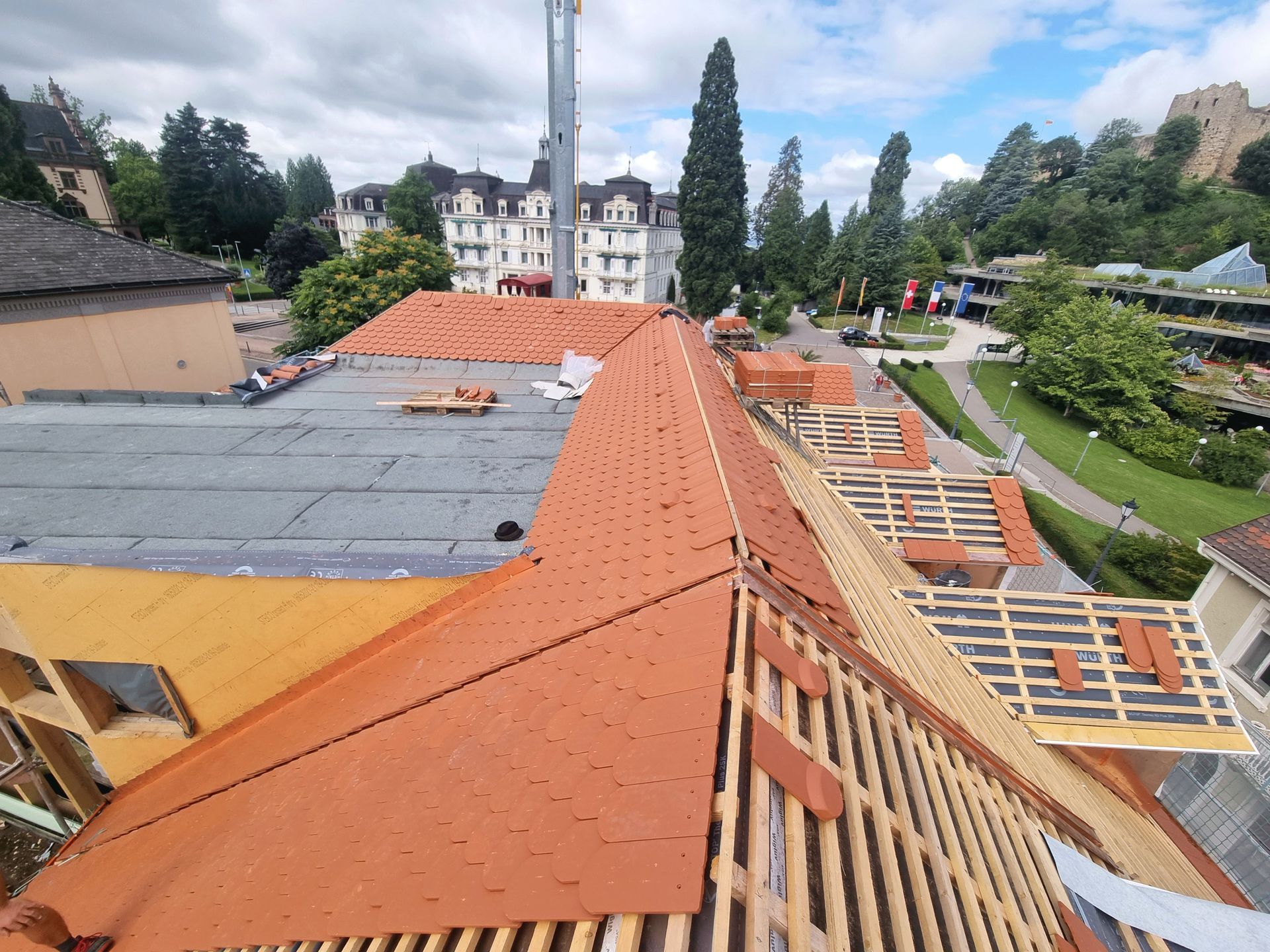 Das Dach eines Gebäudes wird mit Holzbalken gebaut