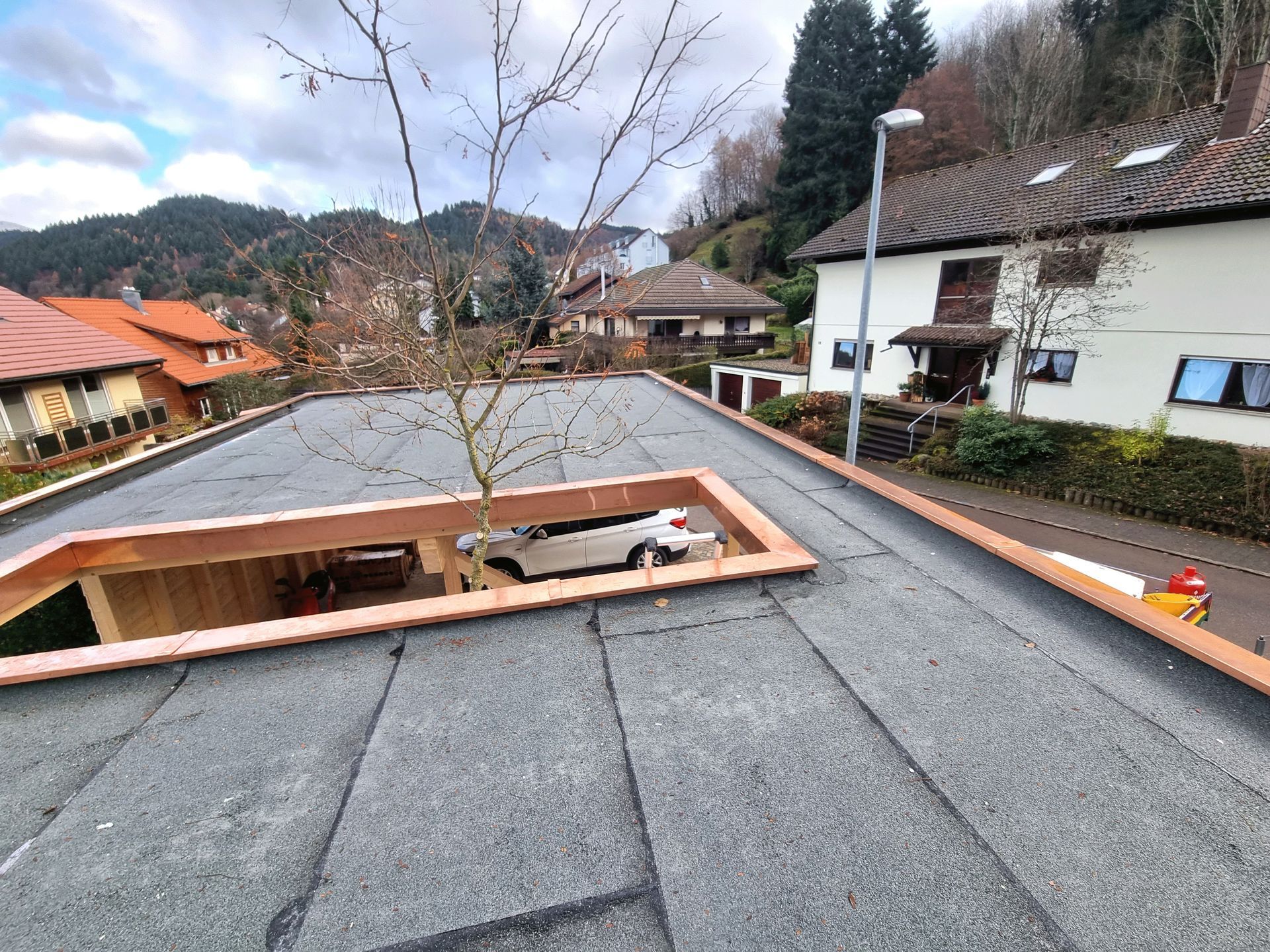 Ein Auto ist auf dem Dach eines Hauses geparkt.