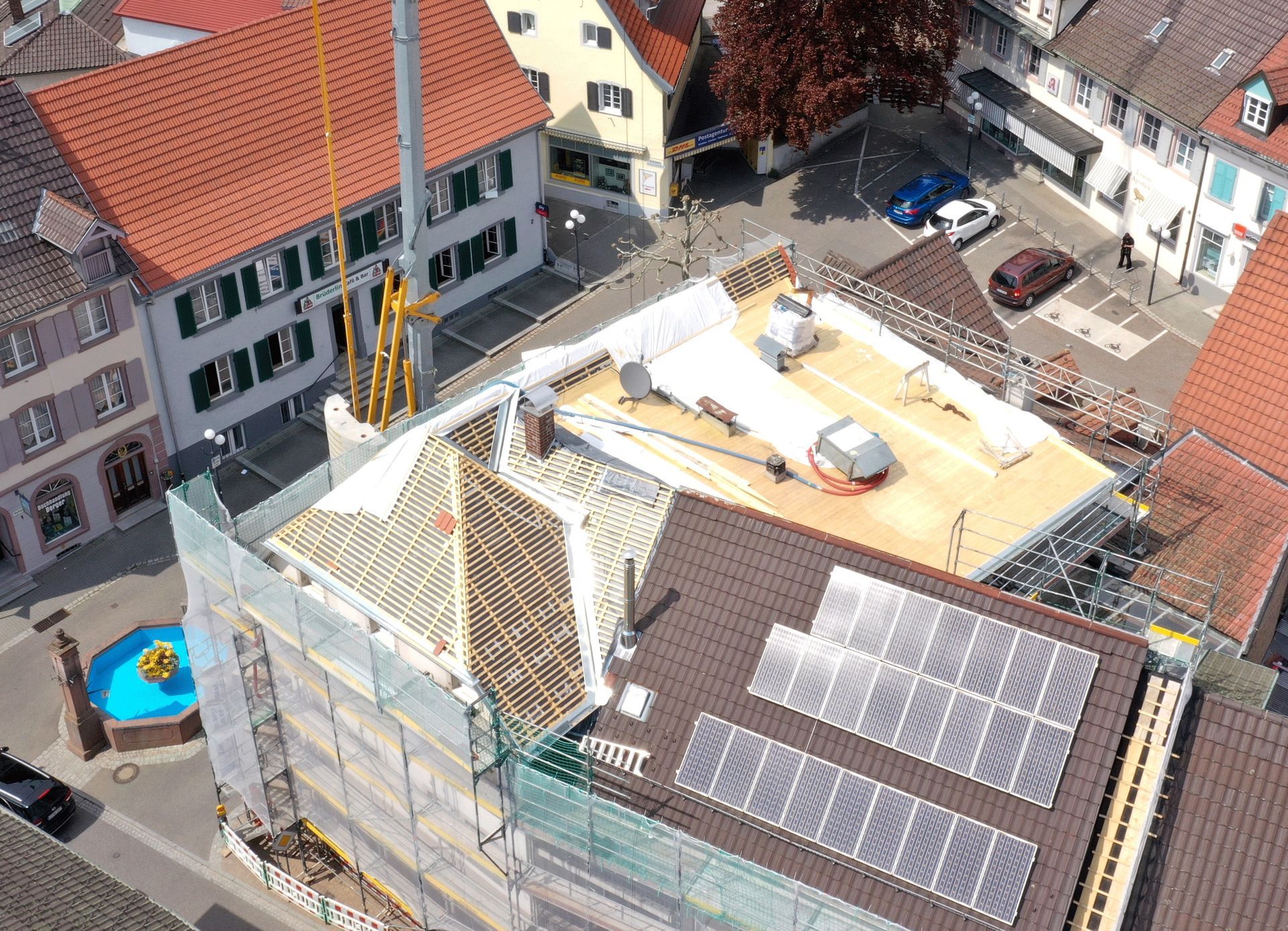 Eine Luftaufnahme eines im Bau befindlichen Gebäudes mit Solarmodulen auf dem Dach.