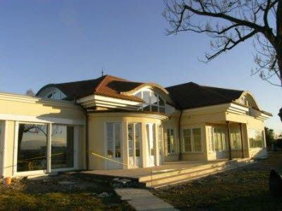 Ein großes Haus mit rotem Dach und vielen Fenstern