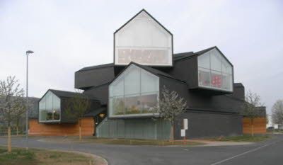 ein großes Gebäude mit vielen Fenstern und einem Dach, das wie ein Haus aussieht.