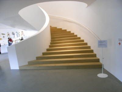 eine Wendeltreppe, die zur Spitze eines Gebäudes führt