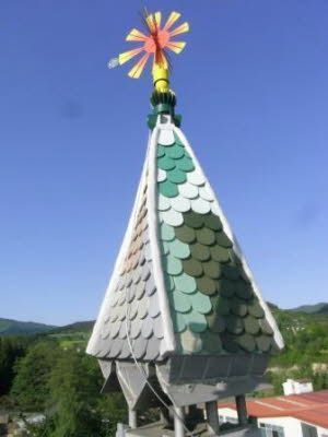 Ein buntes Dach mit einem Stern darauf