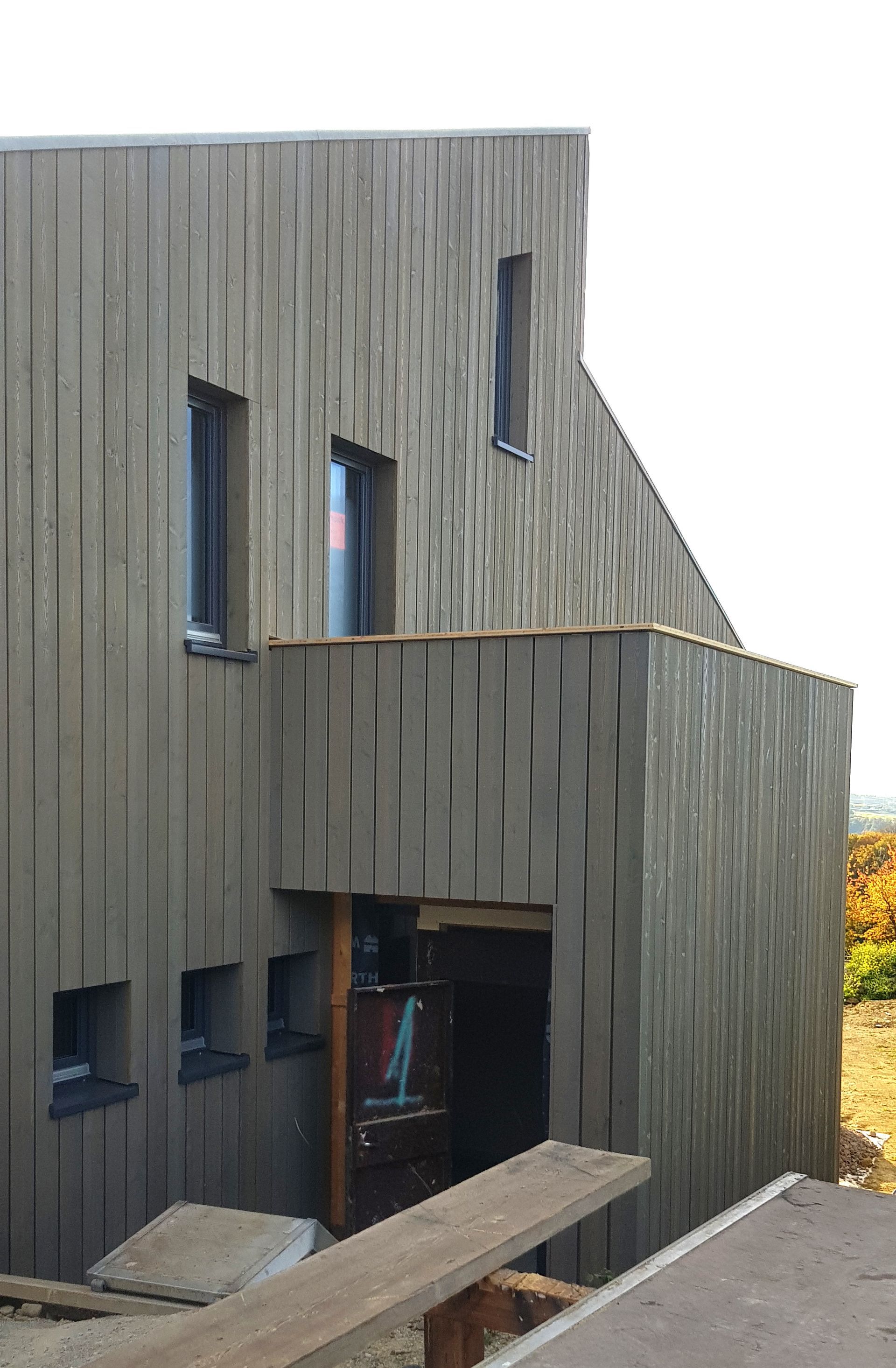 Es entsteht ein großes Holzhaus mit Balkon.