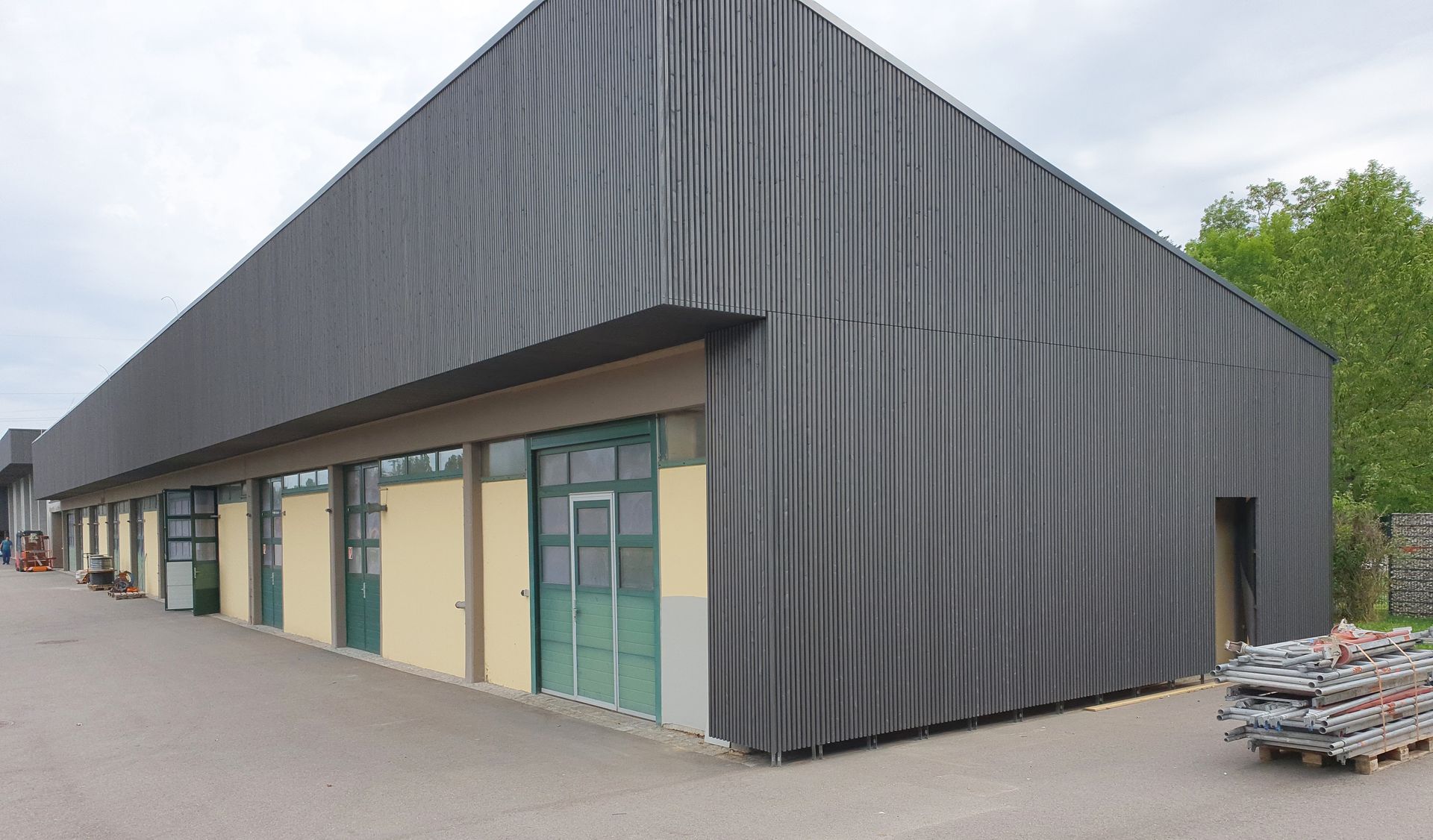 Ein großes Gebäude mit vielen Fenstern und Türen.