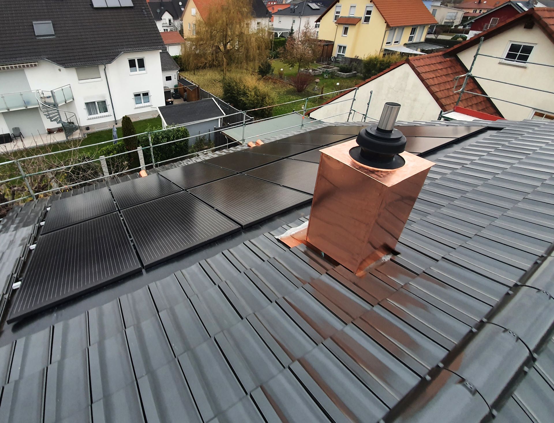 ein Dach mit einem Schornstein und Sonnenkollektoren darauf