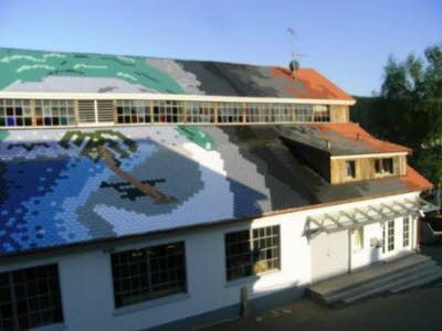 Ein Gebäude mit einem Gemälde an der Seite