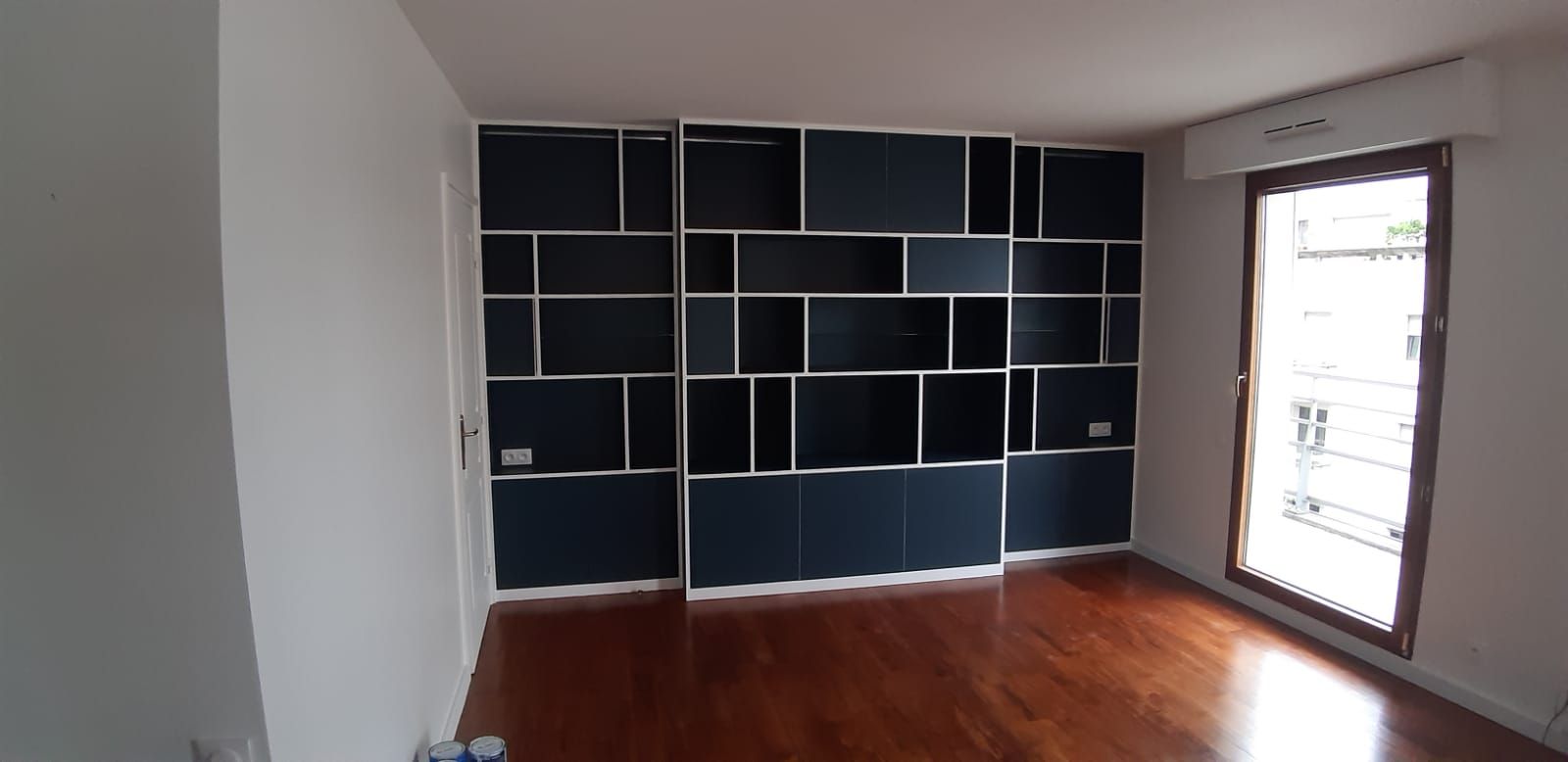 Bibliothèque avec différentes nuances de  bleu 02.