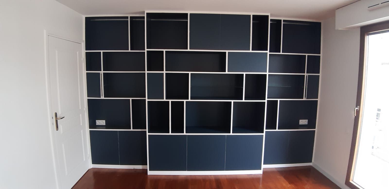 Bibliothèque avec différentes nuances de  bleu 01.