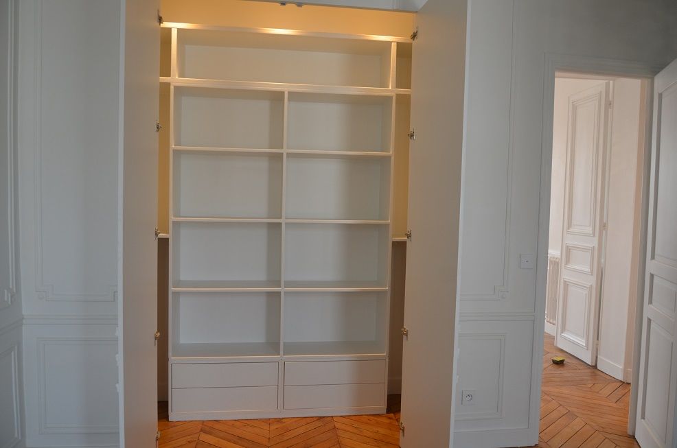 Bibliothèque avec lumières.