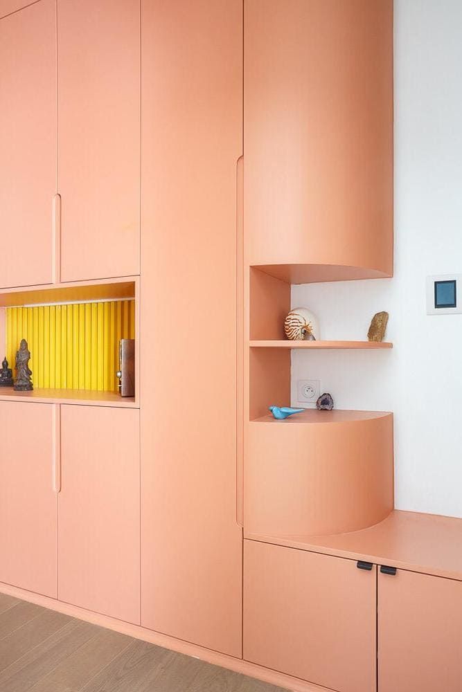 Cuisine rose saumon.