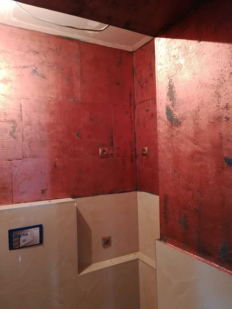 Mur rouge abîmé.