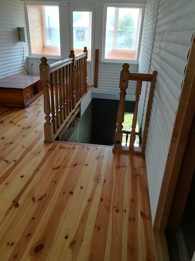 Parquet et escaliers.