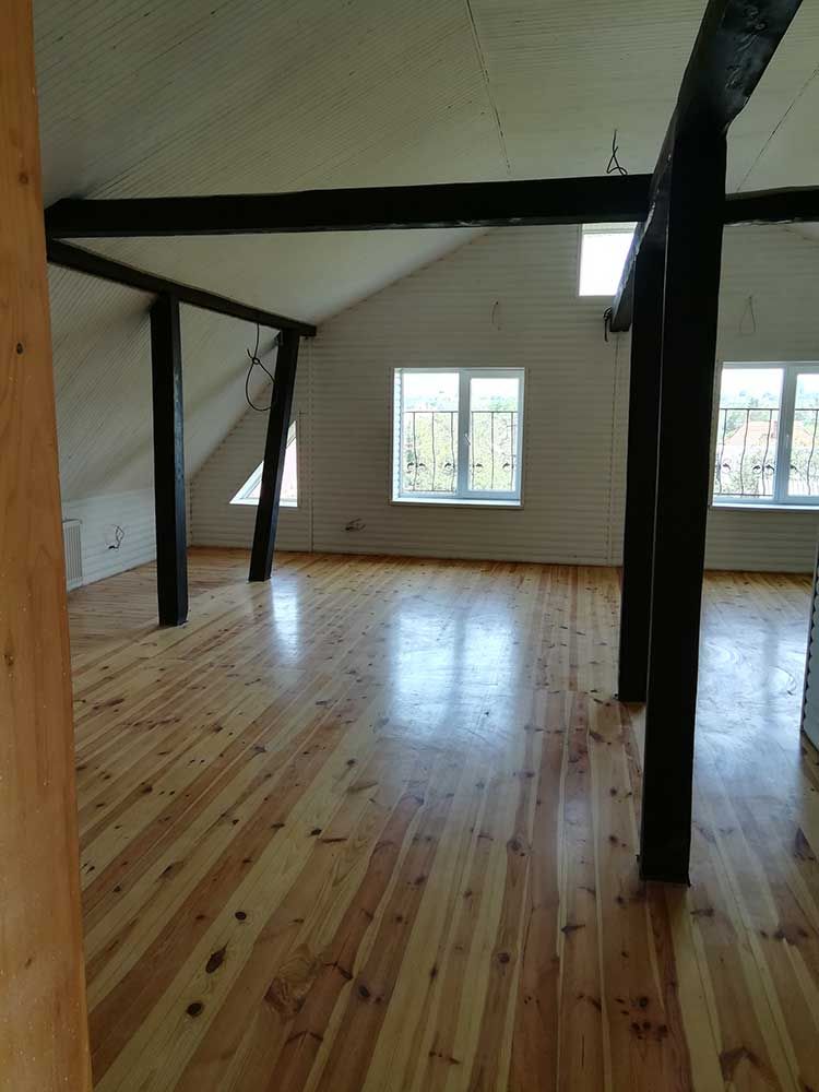 Combles rénovés avec parquet.