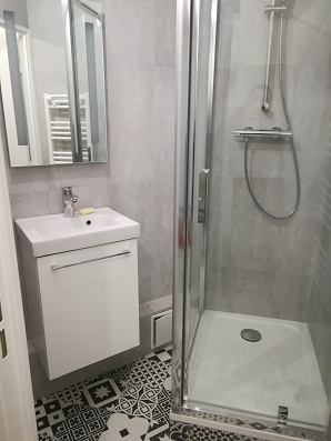 Douche et lavabo.