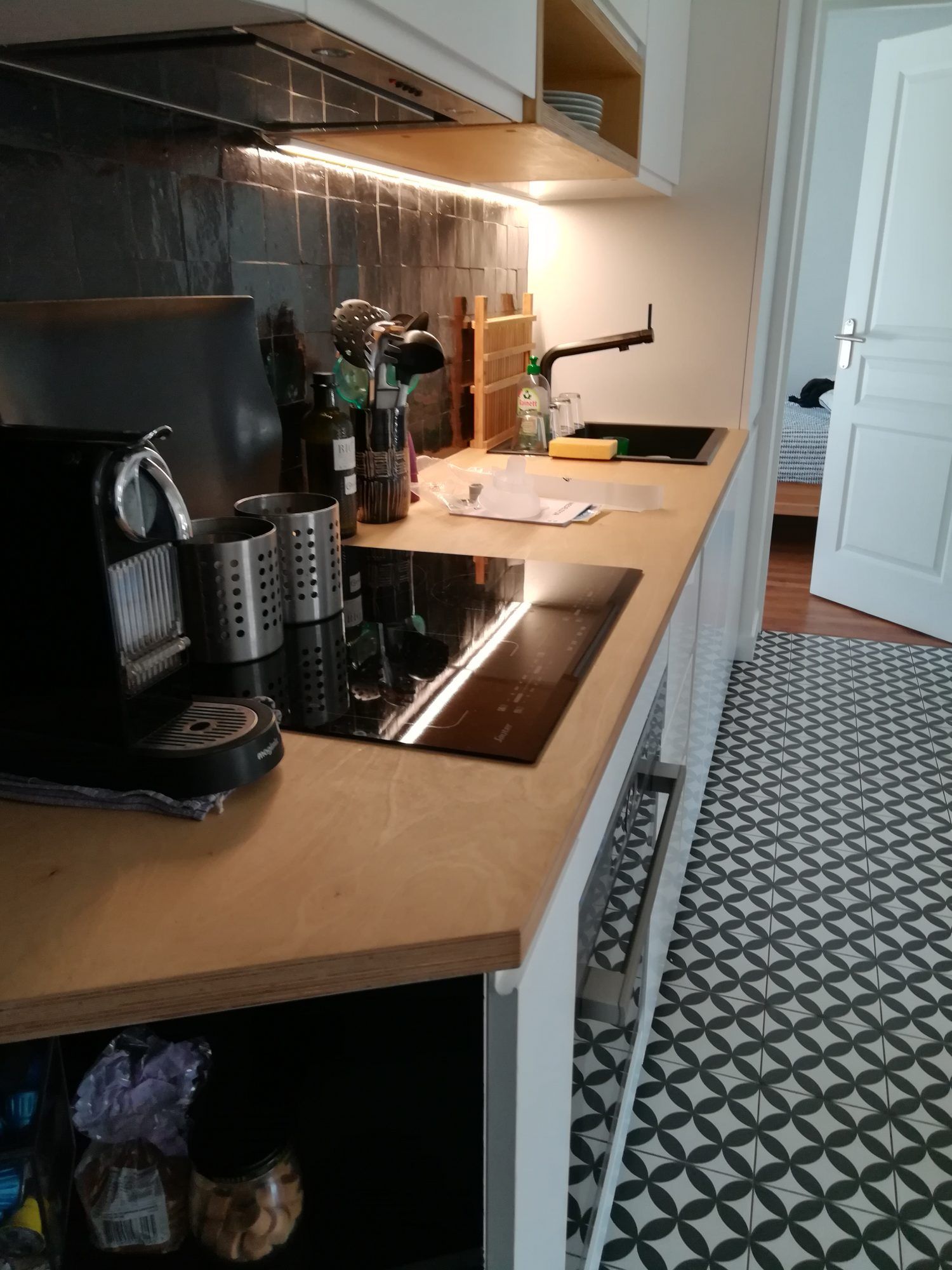 Cafetière sur un plan de travail.