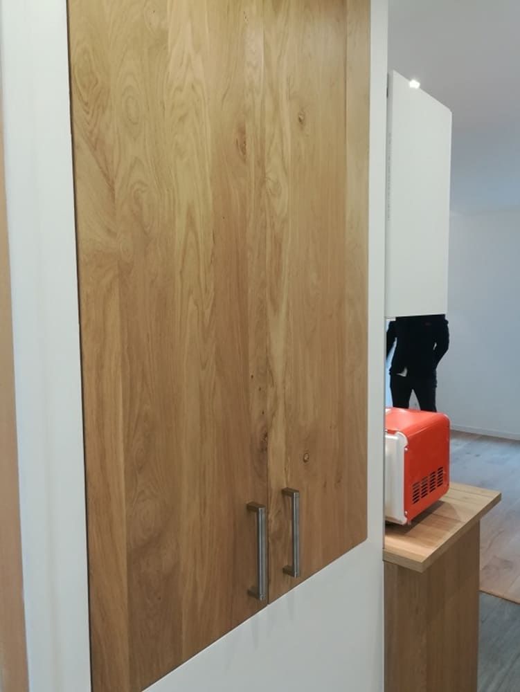 Meuble bois et blanc.