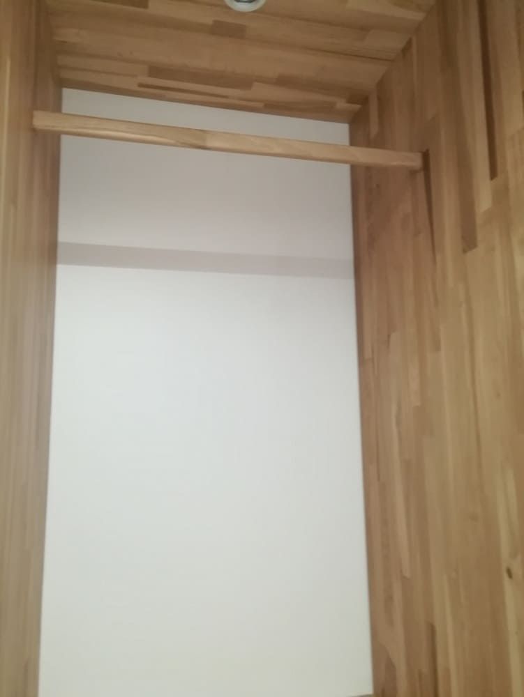 Tringle à vêtements dans une armoire.