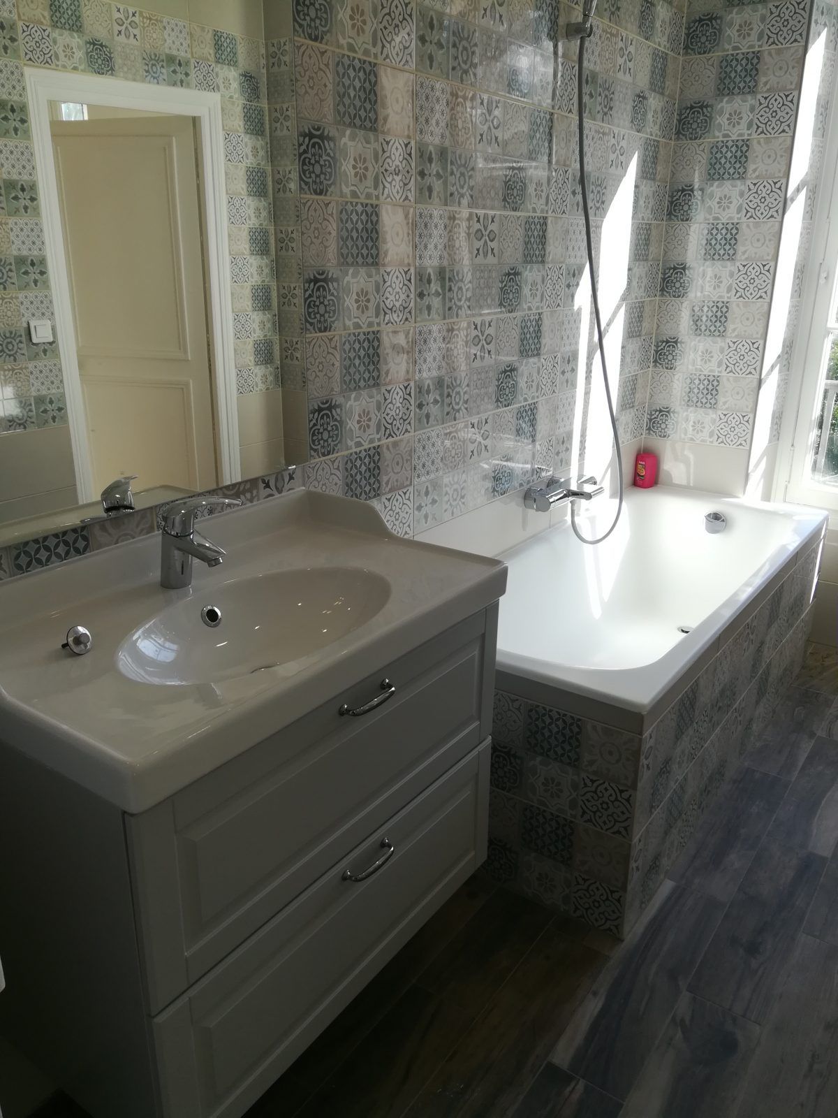 Lavabo et baignoire.