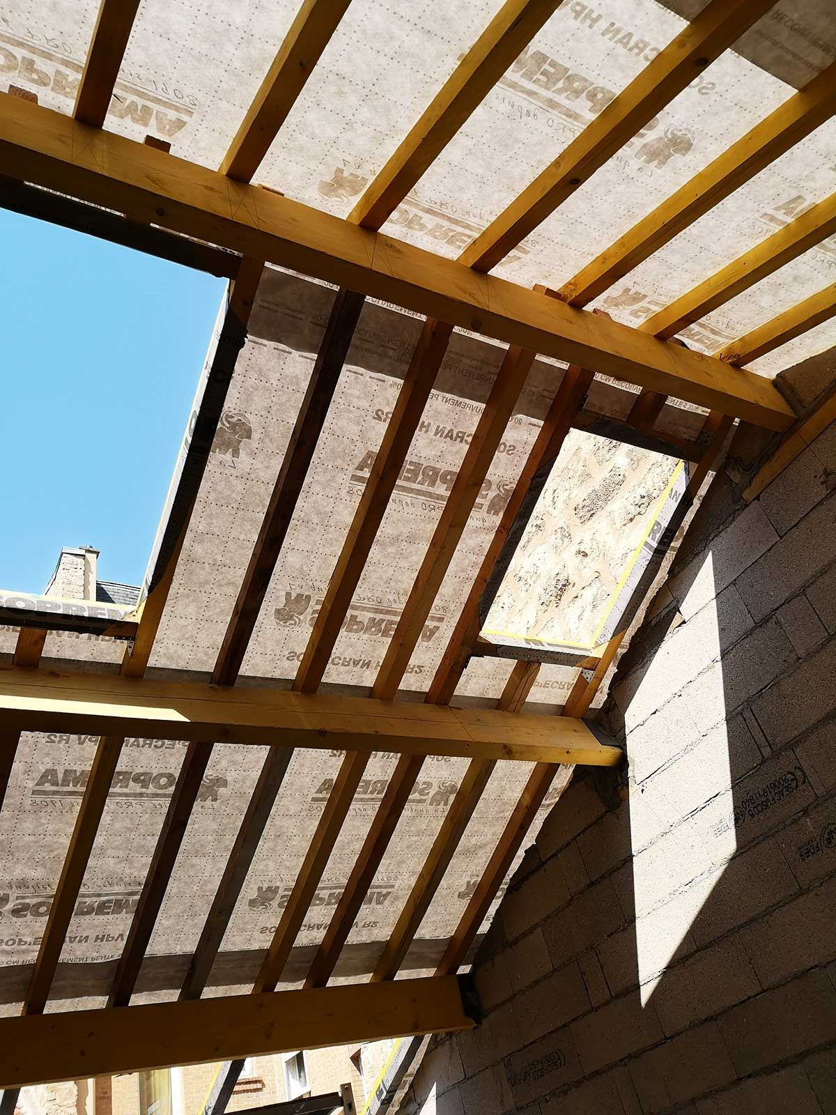 Charpente et ouverture pour Velux.