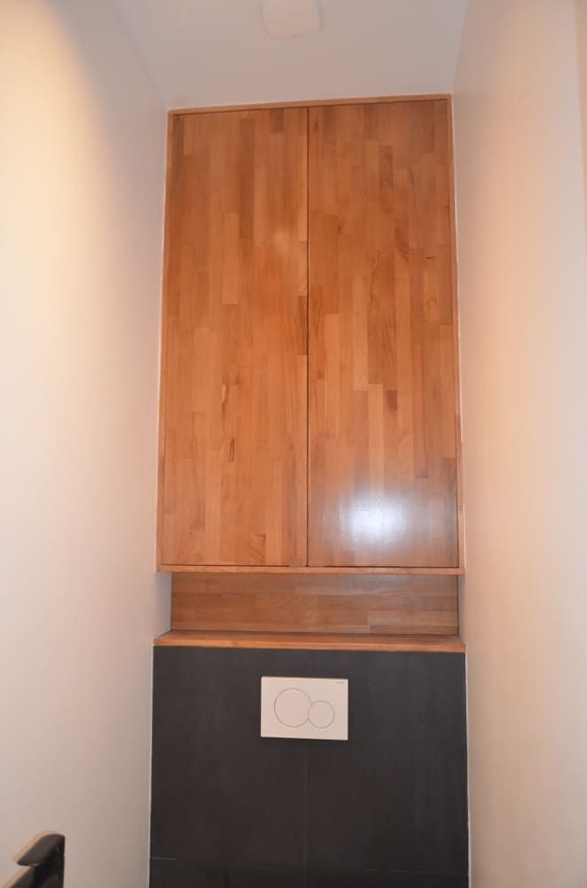 Meuble haut en bois.