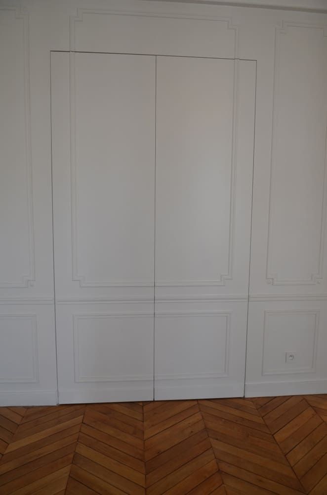 Portes de placards blanches.