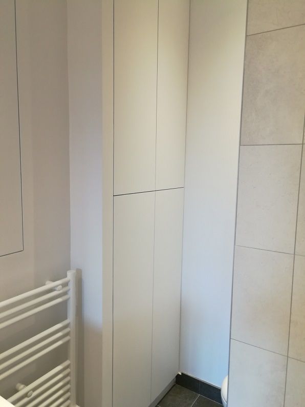 Meuble dans la salle de bains.