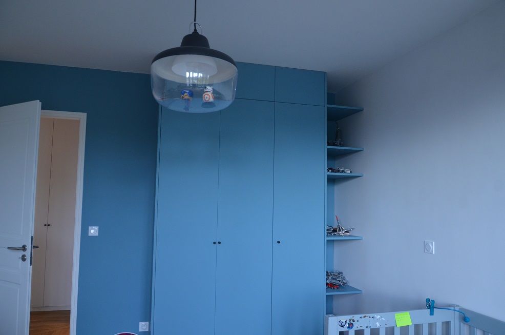 Placards bleu ciel dans une chambre.