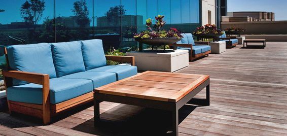 Terrasse avec banc et table en bois.