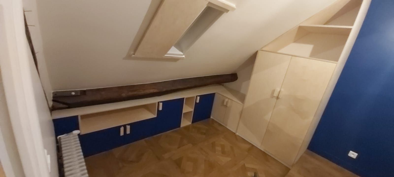 Placards dans des combles aménagés.