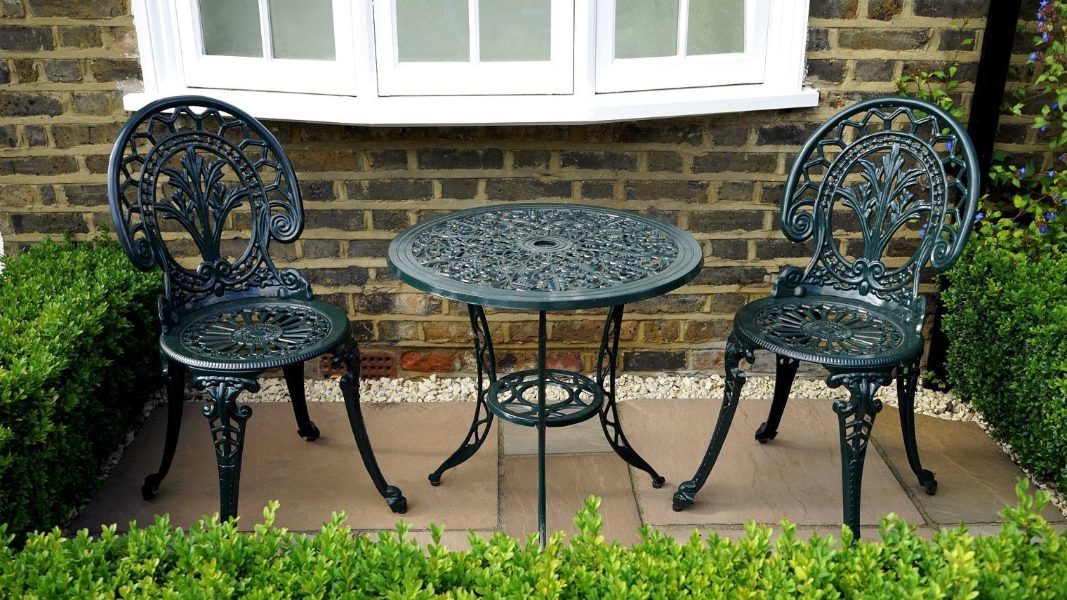 Table et chaises en fer forgé.