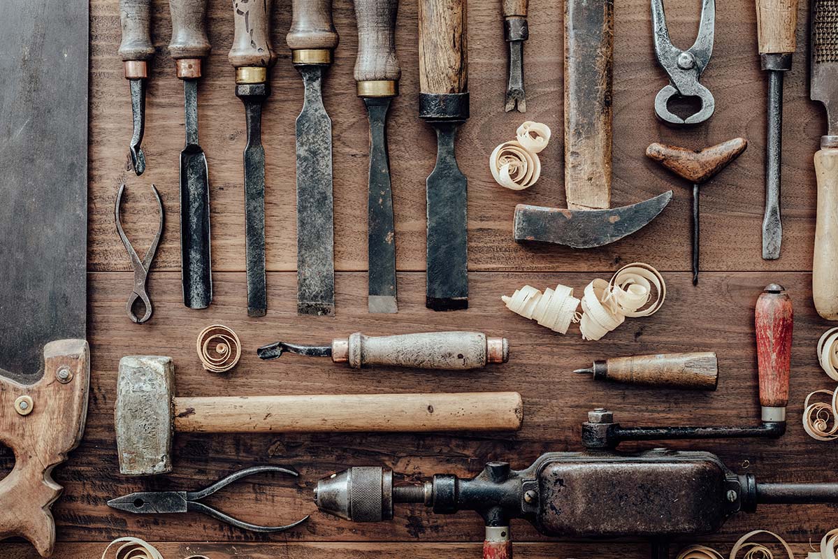 Différents types d'outils pour le bois.
