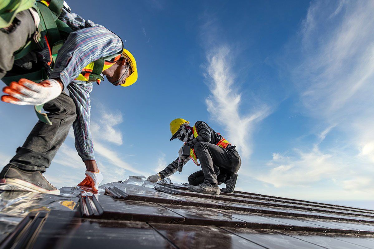 Ouvriers travaillant sur un toit.