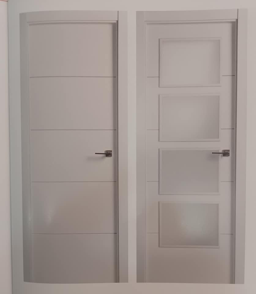 Dos puertas interiores, una de panel sólido y la otra con tres paneles de vidrio esmerilado, ambas de color gris claro.
