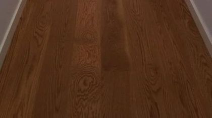 Piso de madera de color marrón oscuro con detalles en blanco.