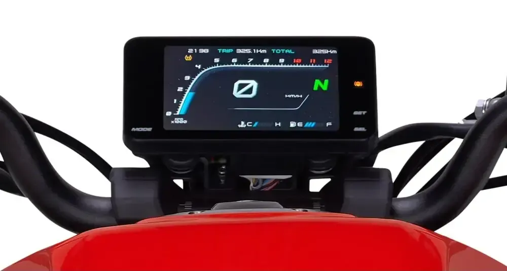 Panel de instrumentos de motocicleta con velocímetro digital sobre un depósito de combustible rojo y manillar.