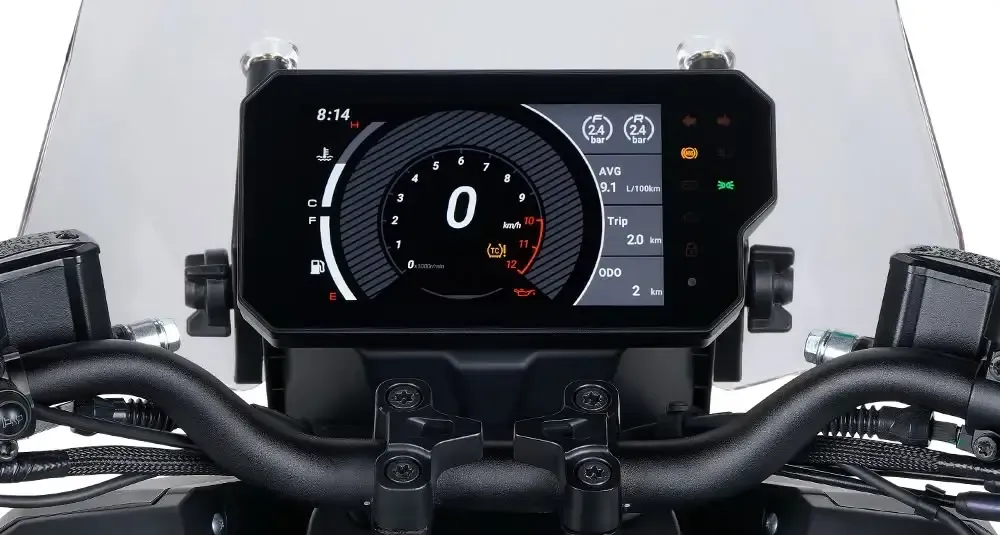 Panel de instrumentos de la motocicleta con velocímetro digital y manillar a la vista