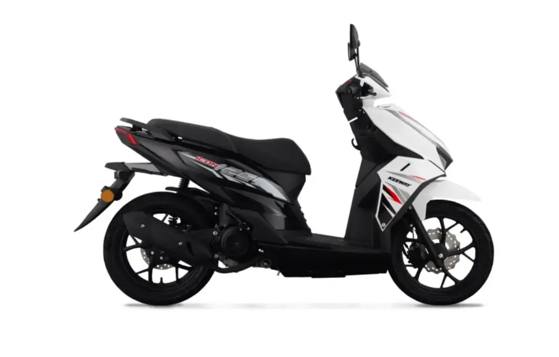 Scooter en blanco y negro visto de perfil sobre un fondo blanco.