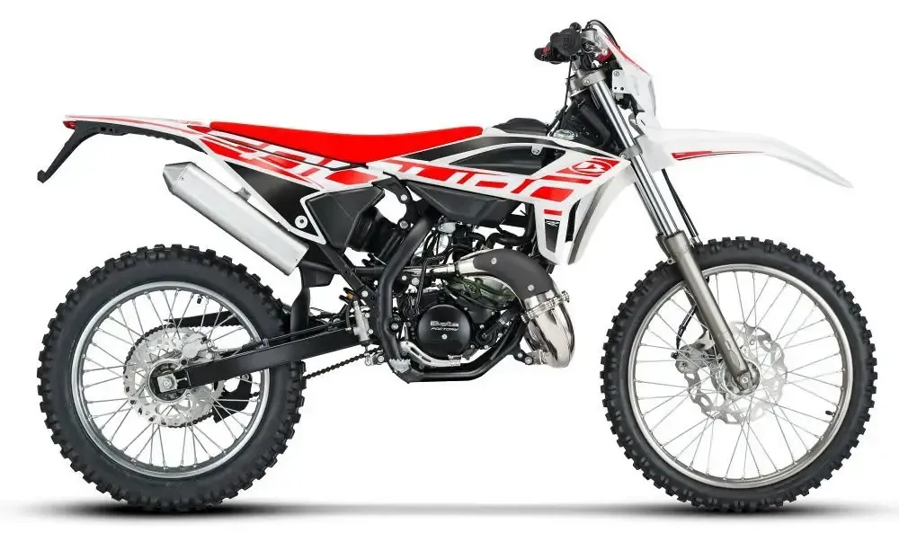 Moto de cross roja y blanca vista lateral sobre un fondo blanco.