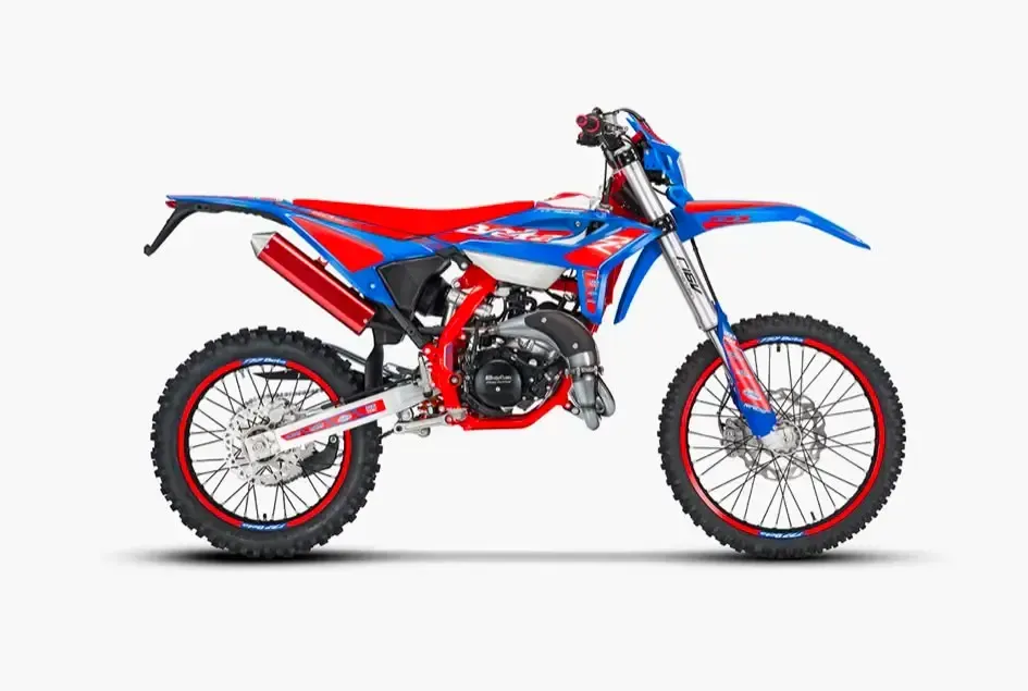 Moto de cross roja, blanca y azul aislada sobre un fondo blanco.