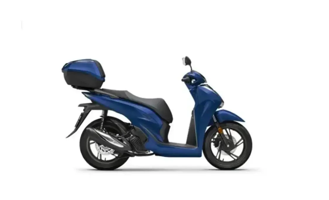 Scooter azul con caja de carga trasera, mostrado de perfil sobre un fondo blanco.